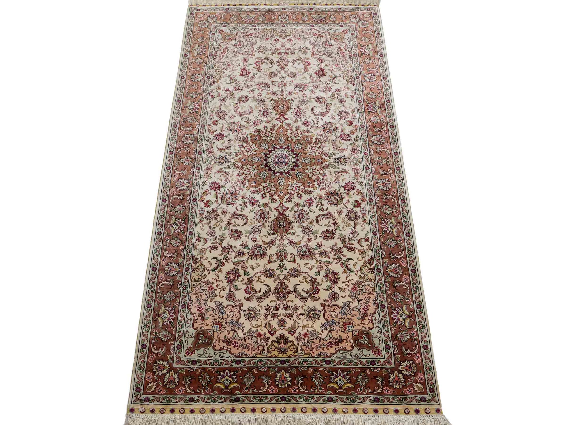 Sehr feiner, handgeknüpfter Khademi Läufer Orientteppich mit Ghom Design aus reiner Seide, creme, rosa. 140x71 cm. Vertrieb durch Jupiter Intl.