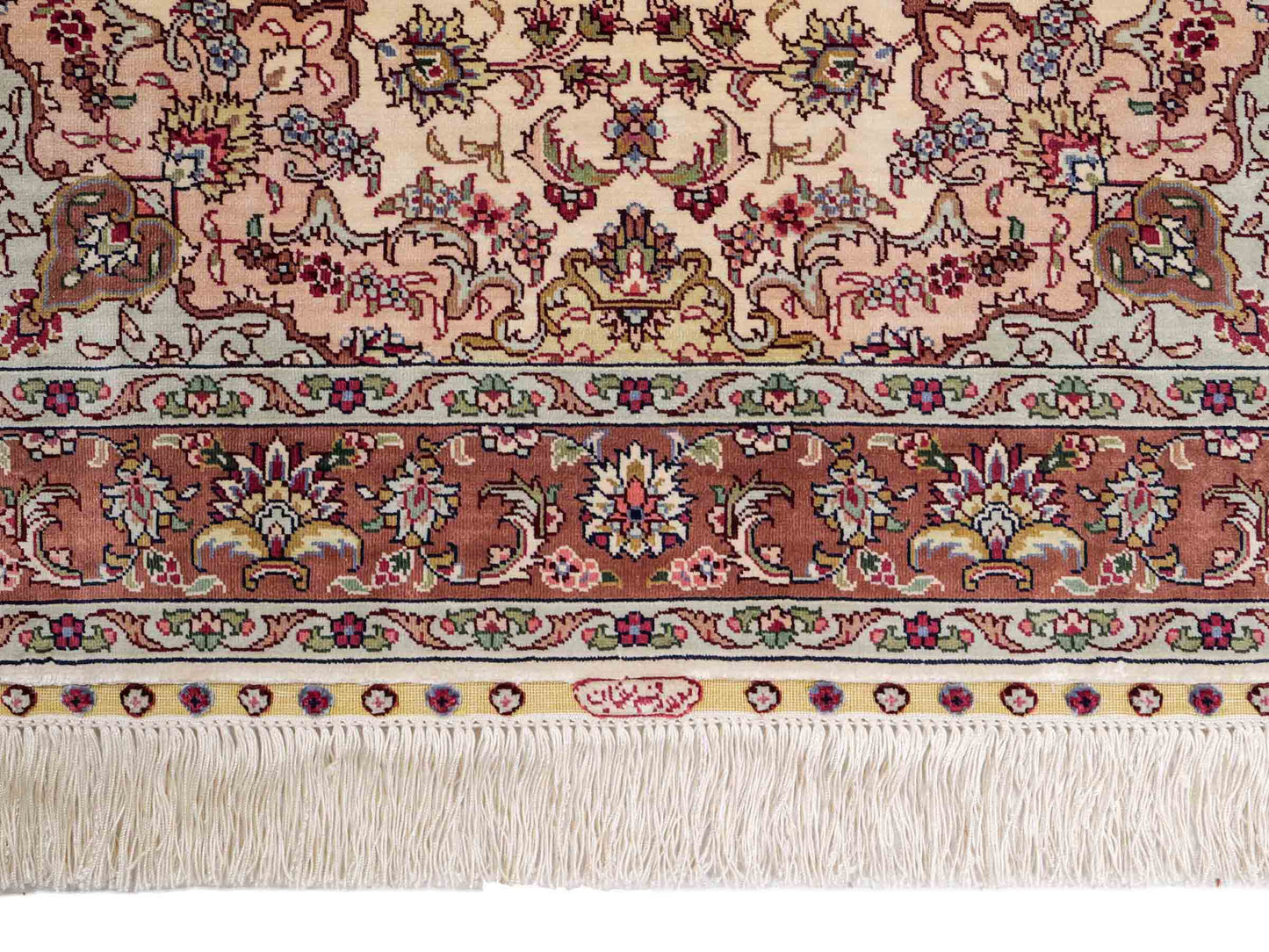 Sehr feiner, handgeknüpfter Khademi Läufer Orientteppich mit Ghom Design aus reiner Seide, creme, rosa. 140x71 cm. Vertrieb durch Jupiter Intl.