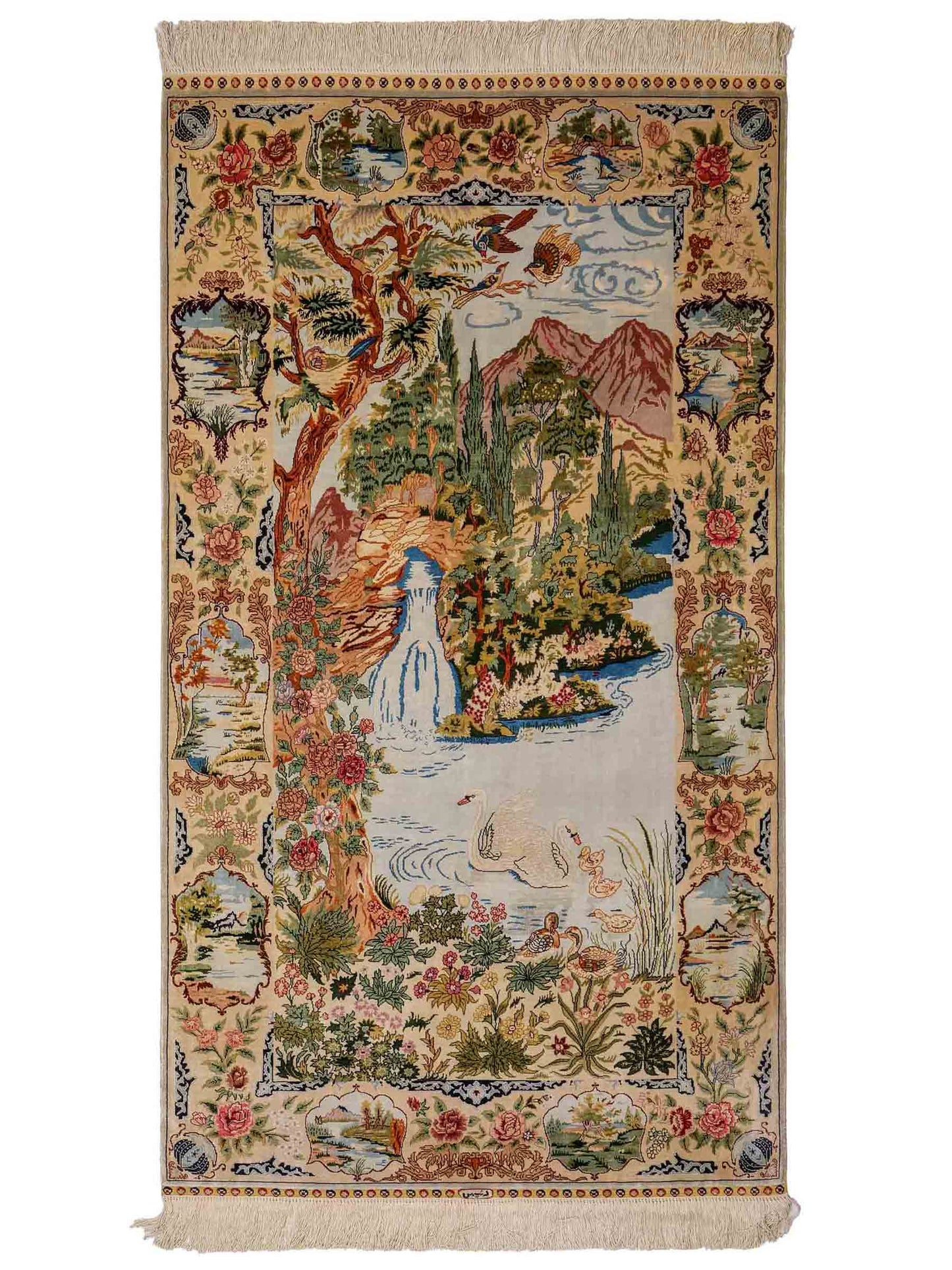 Sehr feiner, handgeknüpfter Khademi Orientteppich mit Ghom Design aus reiner Seide, creme, weiß, grün, multicolor. 140x79 cm. Vertrieb durch Jupiter Intl.