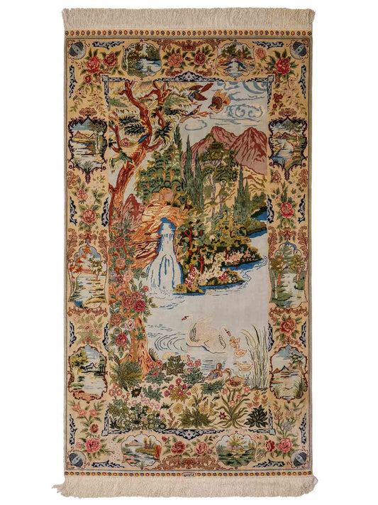 Sehr feiner, handgeknüpfter Khademi Orientteppich mit Ghom Design aus reiner Seide, creme, weiß, grün, multicolor. 140x79 cm. Vertrieb durch Jupiter Intl.