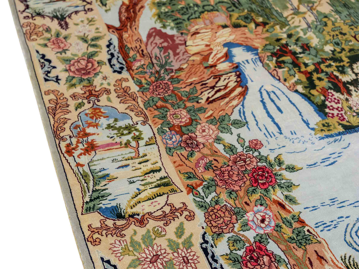 Sehr feiner, handgeknüpfter Khademi Orientteppich mit Ghom Design aus reiner Seide, creme, weiß, grün, multicolor. 140x79 cm. Vertrieb durch Jupiter Intl.