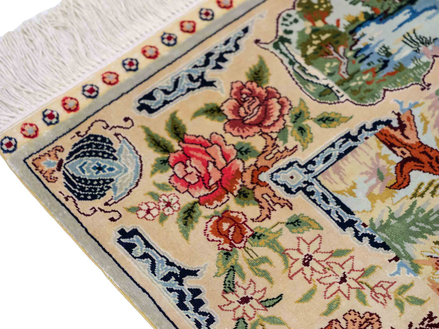 Sehr feiner, handgeknüpfter Khademi Orientteppich mit Ghom Design aus reiner Seide, creme, weiß, grün, multicolor. 140x79 cm. Vertrieb durch Jupiter Intl.