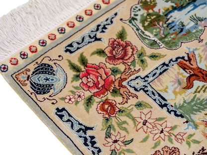 Sehr feiner, handgeknüpfter Khademi Orientteppich mit Ghom Design aus reiner Seide, creme, weiß, grün, multicolor. 140x79 cm. Vertrieb durch Jupiter Intl.