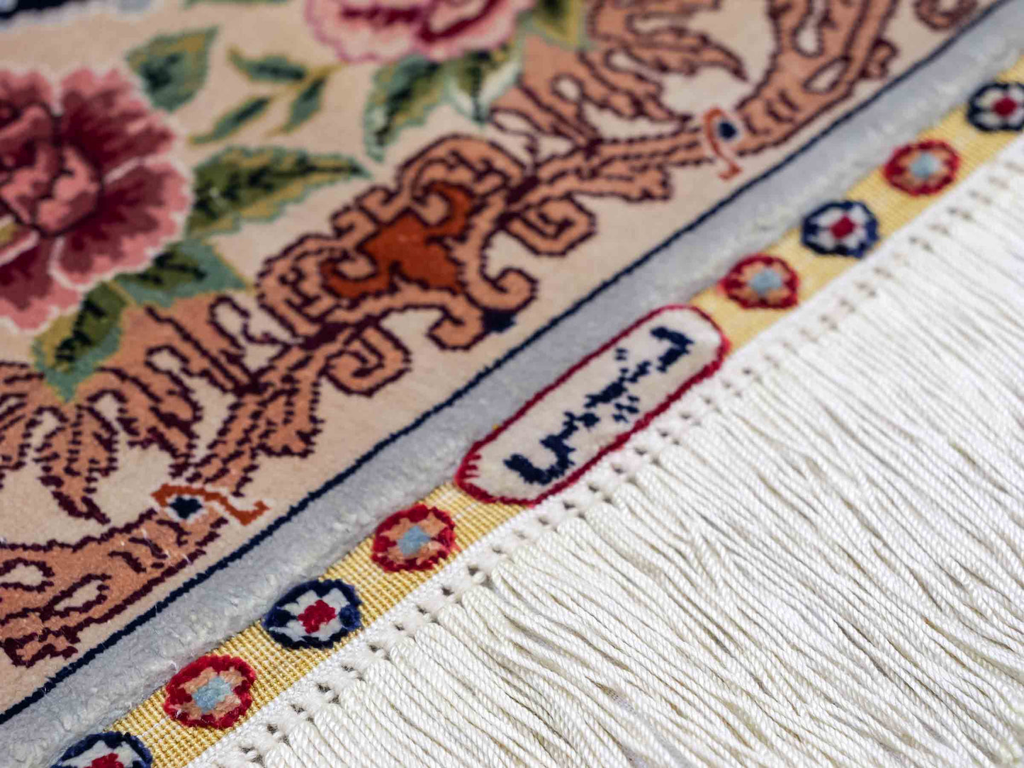 Sehr feiner, handgeknüpfter Khademi Orientteppich mit Ghom Design aus reiner Seide, creme, weiß, grün, multicolor. 140x79 cm. Vertrieb durch Jupiter Intl.
