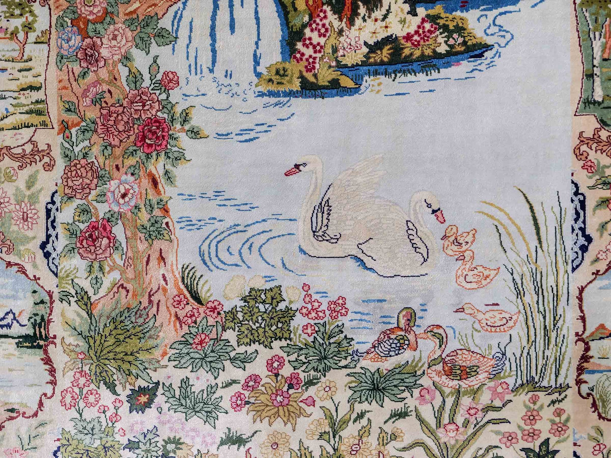 Sehr feiner, handgeknüpfter Khademi Orientteppich mit Ghom Design aus reiner Seide, creme, weiß, grün, multicolor. 140x79 cm. Vertrieb durch Jupiter Intl.