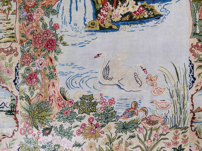 Sehr feiner, handgeknüpfter Khademi Orientteppich mit Ghom Design aus reiner Seide, creme, weiß, grün, multicolor. 140x79 cm. Vertrieb durch Jupiter Intl.