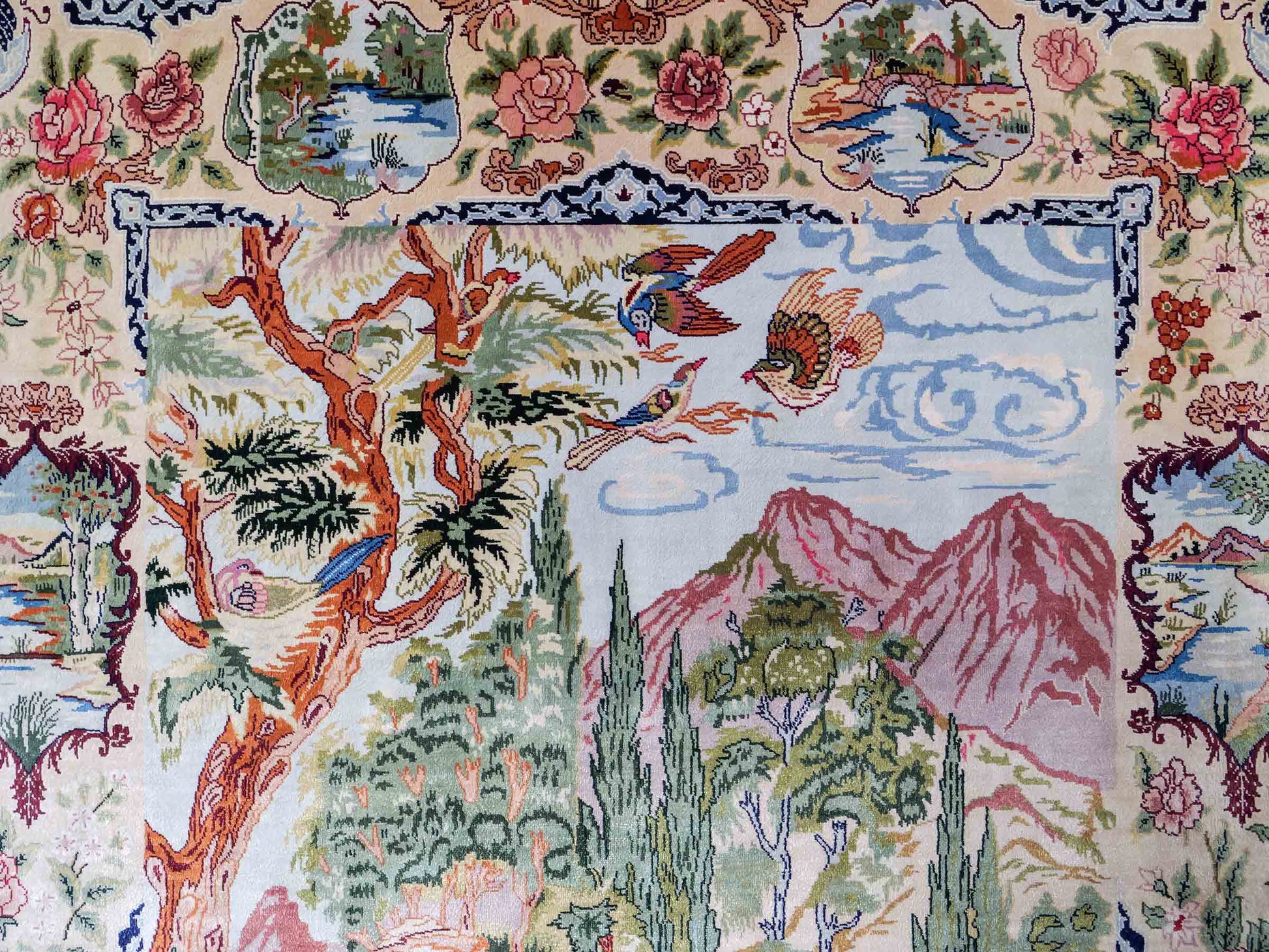 Sehr feiner, handgeknüpfter Khademi Orientteppich mit Ghom Design aus reiner Seide, creme, weiß, grün, multicolor. 140x79 cm. Vertrieb durch Jupiter Intl.