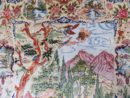 Sehr feiner, handgeknüpfter Khademi Orientteppich mit Ghom Design aus reiner Seide, creme, weiß, grün, multicolor. 140x79 cm. Vertrieb durch Jupiter Intl.