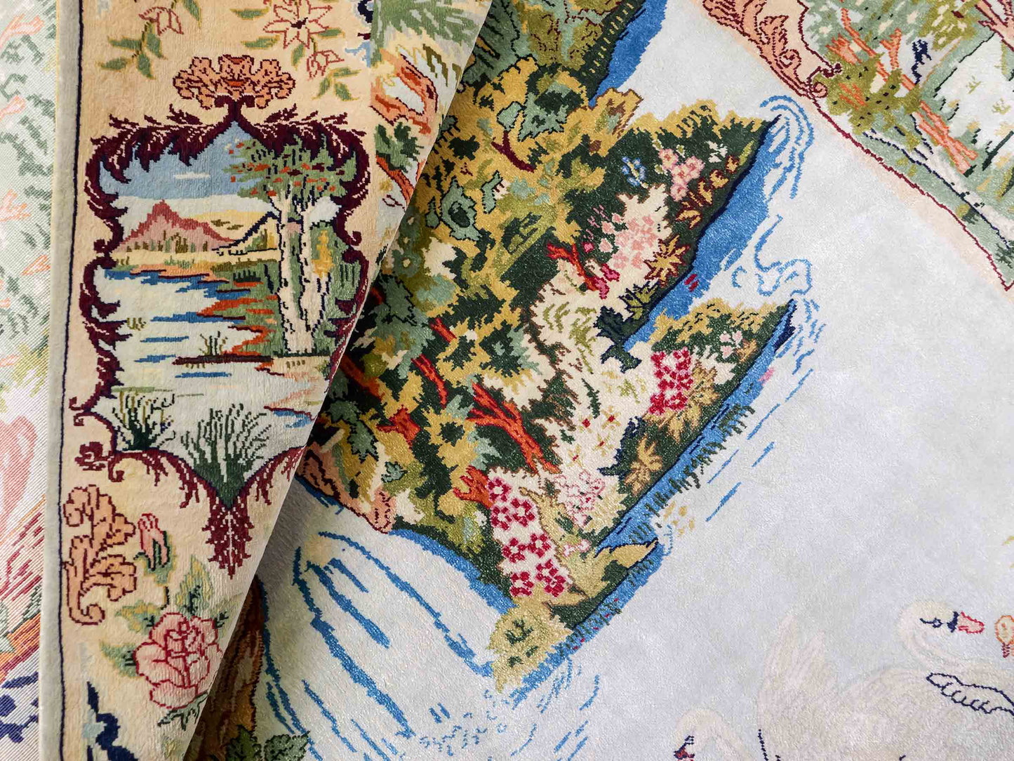 Sehr feiner, handgeknüpfter Khademi Orientteppich mit Ghom Design aus reiner Seide, creme, weiß, grün, multicolor. 140x79 cm. Vertrieb durch Jupiter Intl.
