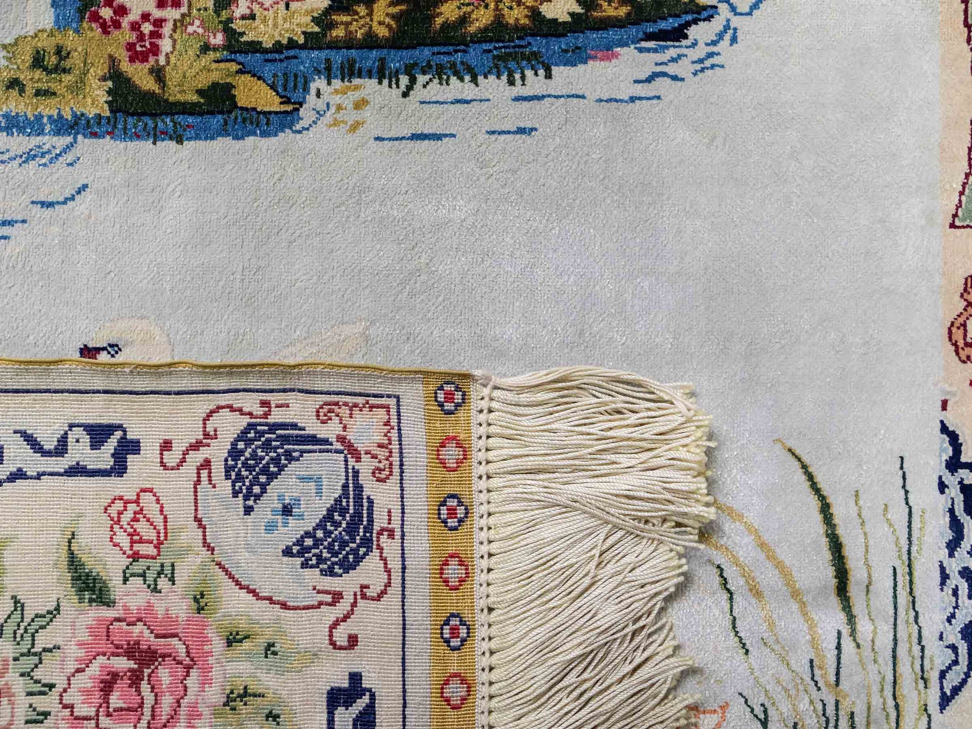 Sehr feiner, handgeknüpfter Khademi Orientteppich mit Ghom Design aus reiner Seide, creme, weiß, grün, multicolor. 140x79 cm. Vertrieb durch Jupiter Intl.