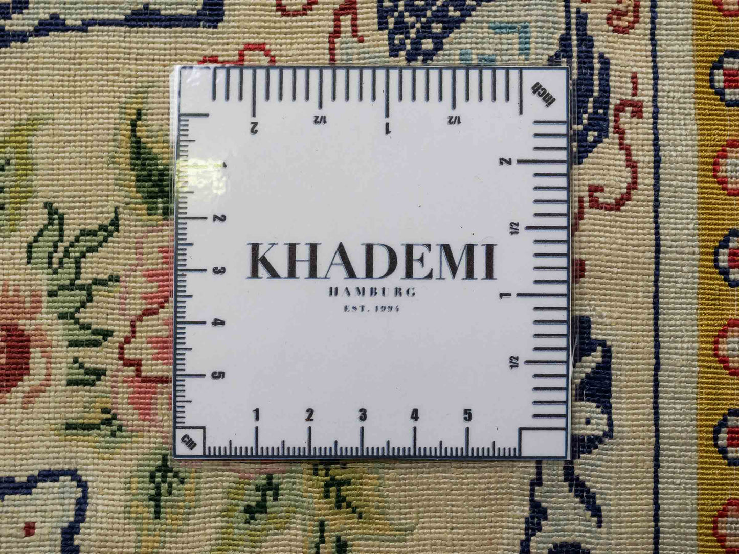 Sehr feiner, handgeknüpfter Khademi Orientteppich mit Ghom Design aus reiner Seide, creme, weiß, grün, multicolor. 140x79 cm. Vertrieb durch Jupiter Intl.