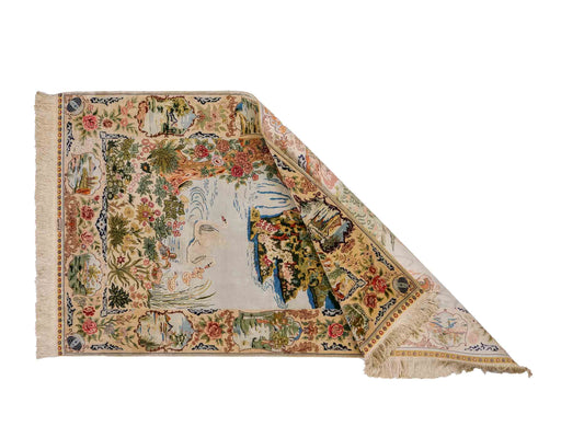 Sehr feiner, handgeknüpfter Khademi Orientteppich mit Ghom Design aus reiner Seide, creme, weiß, grün, multicolor. 140x79 cm. Vertrieb durch Jupiter Intl.