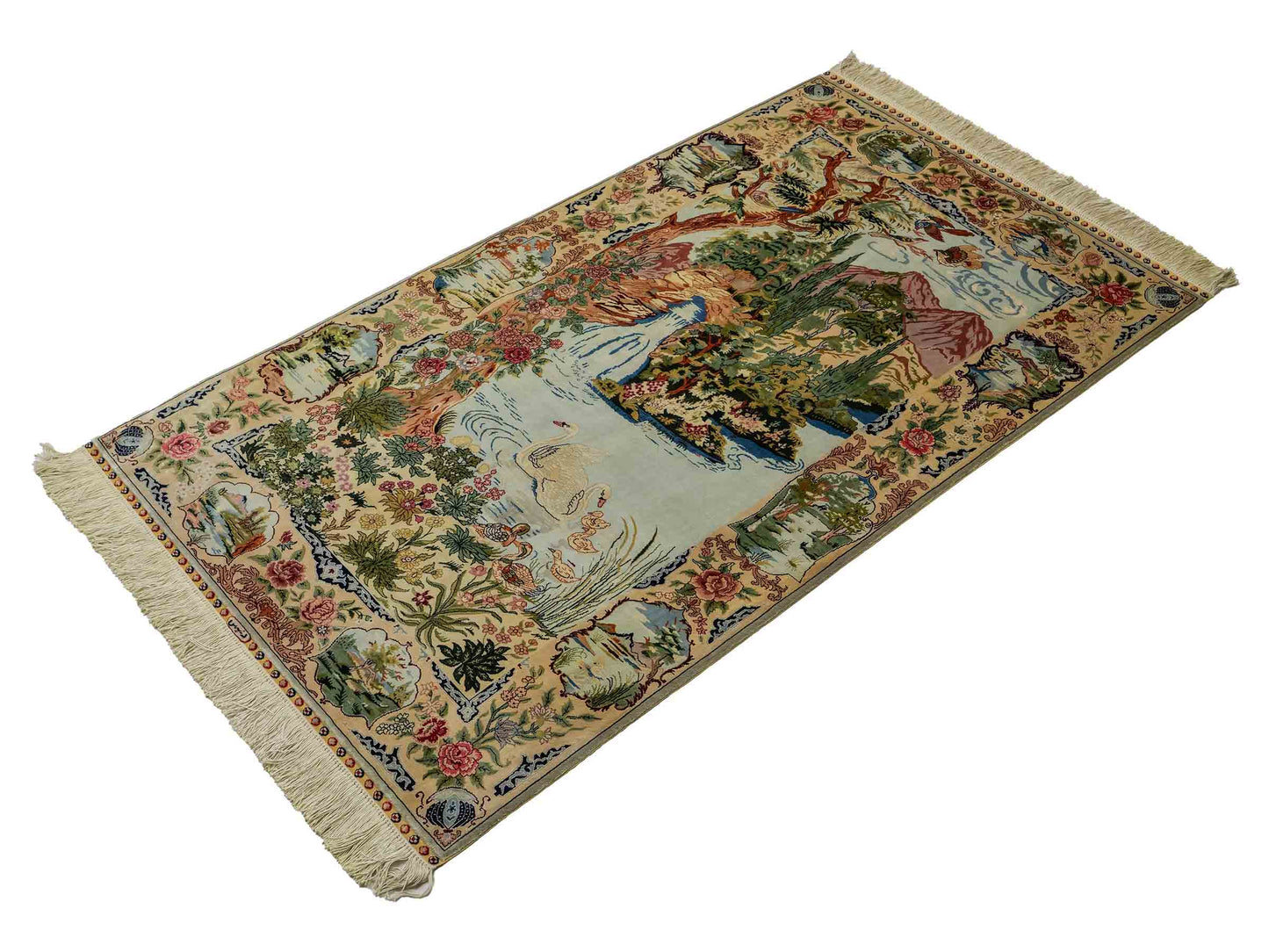 Sehr feiner, handgeknüpfter Khademi Orientteppich mit Ghom Design aus reiner Seide, creme, weiß, grün, multicolor. 140x79 cm. Vertrieb durch Jupiter Intl.