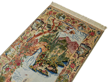 Sehr feiner, handgeknüpfter Khademi Orientteppich mit Ghom Design aus reiner Seide, creme, weiß, grün, multicolor. 140x79 cm. Vertrieb durch Jupiter Intl.