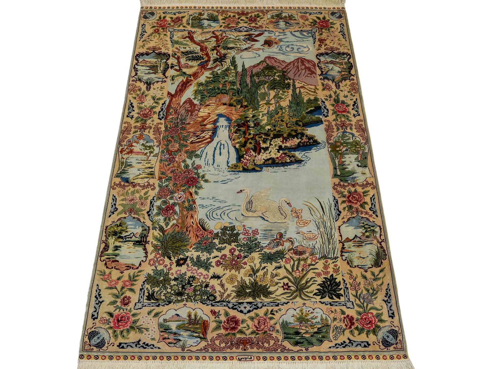 Sehr feiner, handgeknüpfter Khademi Orientteppich mit Ghom Design aus reiner Seide, creme, weiß, grün, multicolor. 140x79 cm. Vertrieb durch Jupiter Intl.