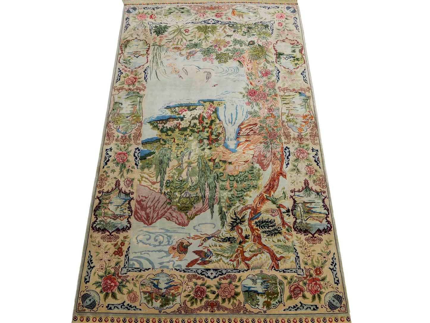 Sehr feiner, handgeknüpfter Khademi Orientteppich mit Ghom Design aus reiner Seide, creme, weiß, grün, multicolor. 140x79 cm. Vertrieb durch Jupiter Intl.