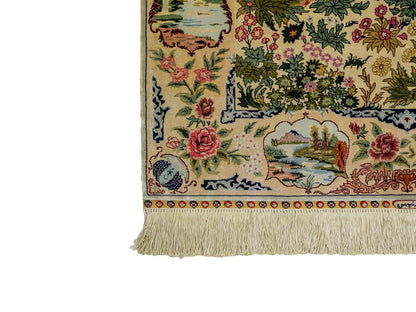 Sehr feiner, handgeknüpfter Khademi Orientteppich mit Ghom Design aus reiner Seide, creme, weiß, grün, multicolor. 140x79 cm. Vertrieb durch Jupiter Intl.
