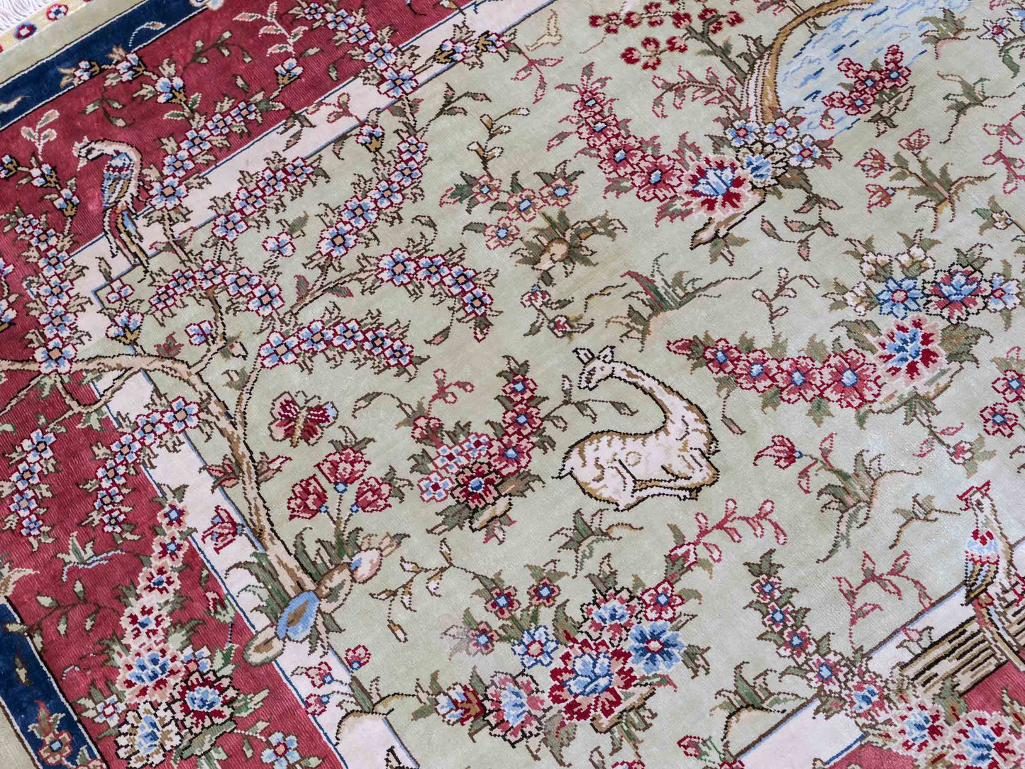 Sehr feiner, handgeknüpfter, chinesischer Ghom Orientteppich aus Seide, creme, rosa, blau. 140x93 cm. Verkauf durch Jupiter Intl.