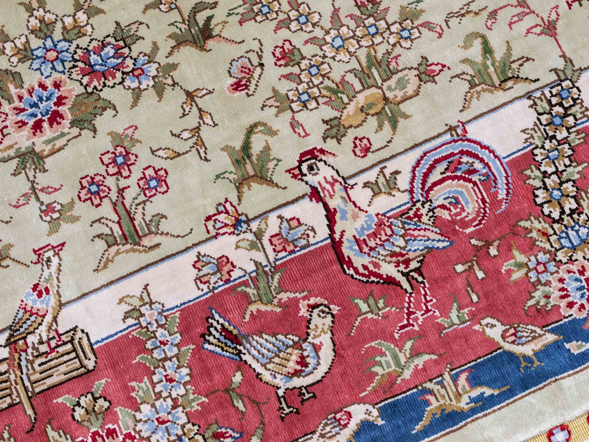 Sehr feiner, handgeknüpfter, chinesischer Ghom Orientteppich aus Seide, creme, rosa, blau. 140x93 cm. Verkauf durch Jupiter Intl.