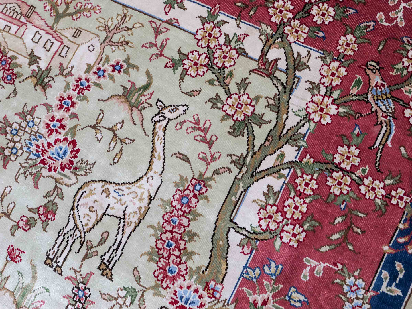 Sehr feiner, handgeknüpfter, chinesischer Ghom Orientteppich aus Seide, creme, rosa, blau. 140x93 cm. Verkauf durch Jupiter Intl.