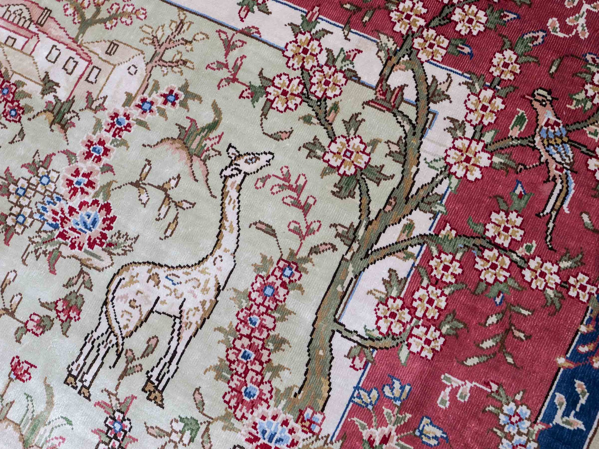 Sehr feiner, handgeknüpfter, chinesischer Ghom Orientteppich aus Seide, creme, rosa, blau. 140x93 cm. Verkauf durch Jupiter Intl.