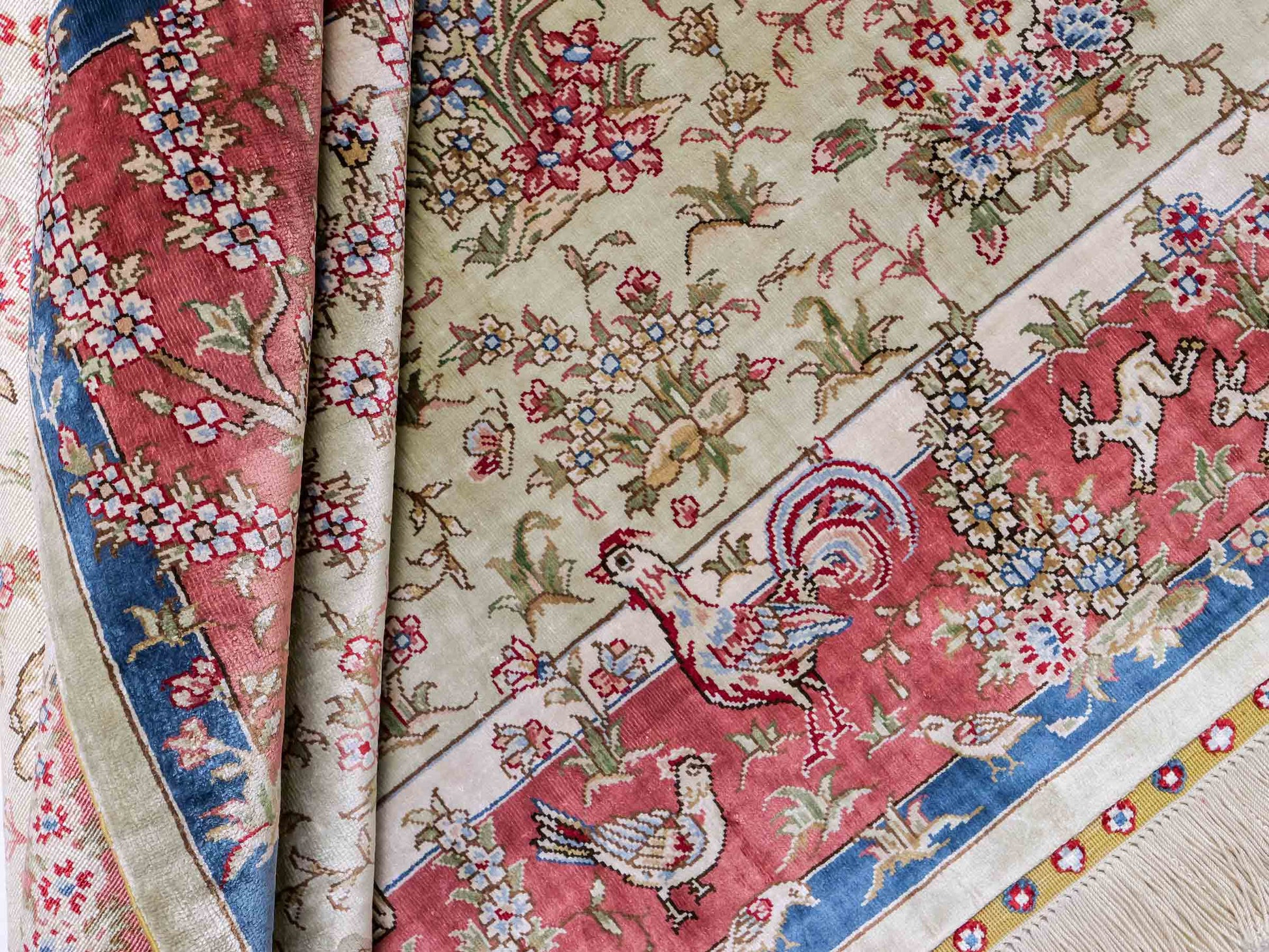 Sehr feiner, handgeknüpfter, chinesischer Ghom Orientteppich aus Seide, creme, rosa, blau. 140x93 cm. Verkauf durch Jupiter Intl.