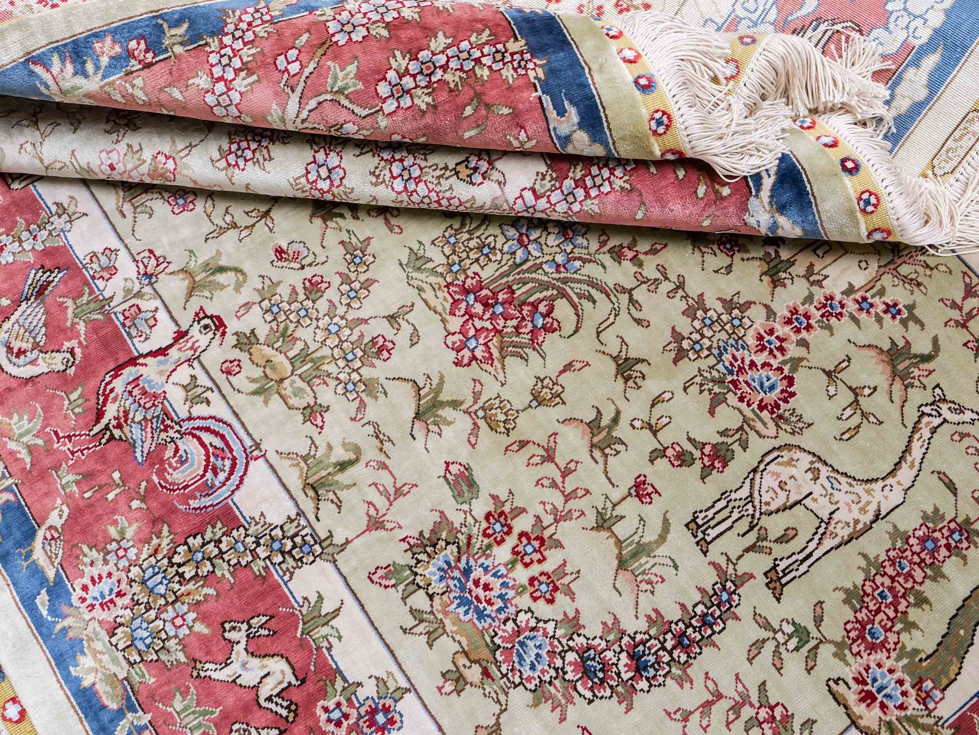 Sehr feiner, handgeknüpfter, chinesischer Ghom Orientteppich aus Seide, creme, rosa, blau. 140x93 cm. Verkauf durch Jupiter Intl.