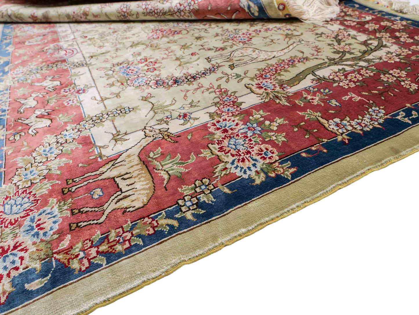 Sehr feiner, handgeknüpfter, chinesischer Ghom Orientteppich aus Seide, creme, rosa, blau. 140x93 cm. Verkauf durch Jupiter Intl.