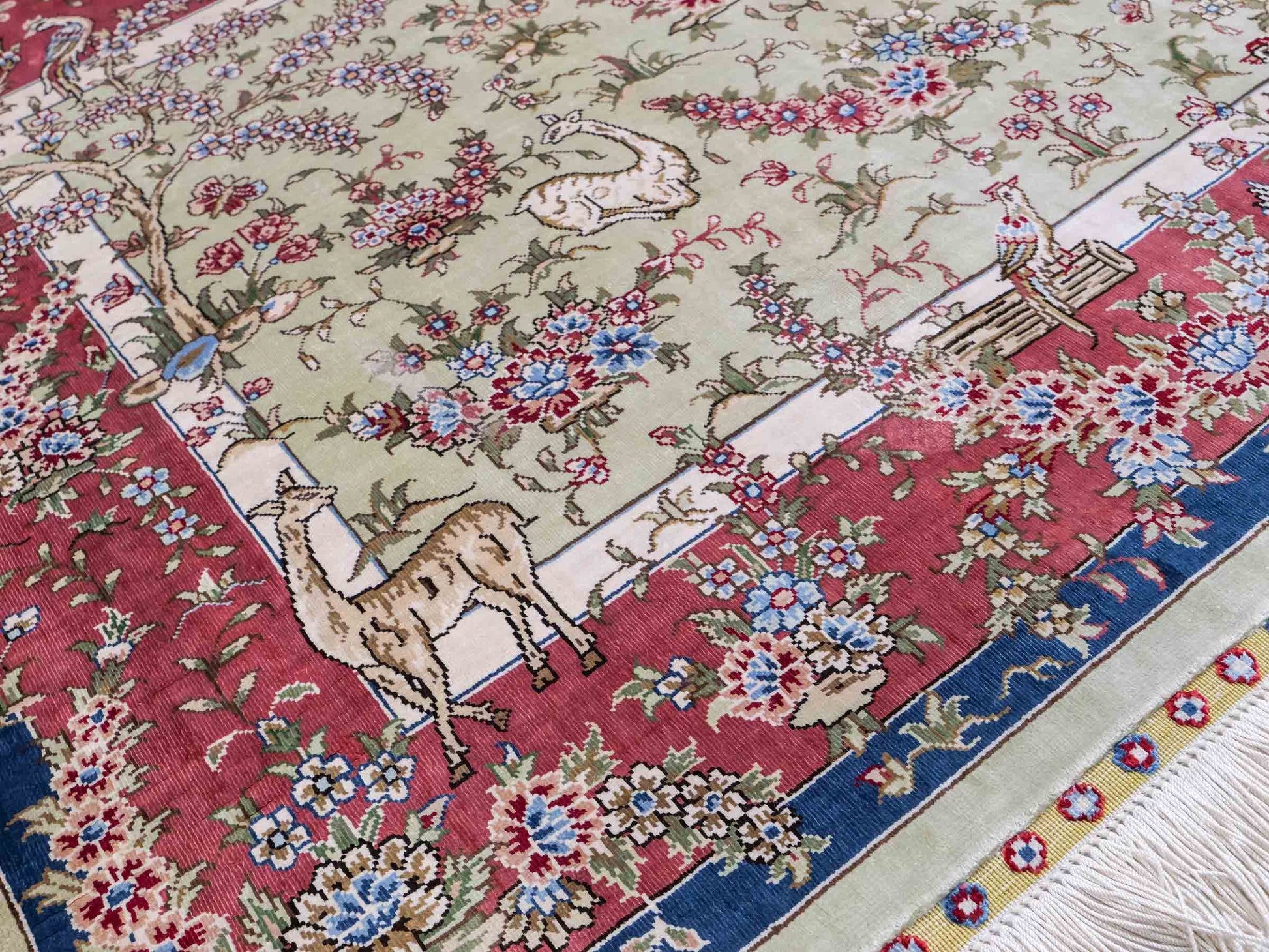 Sehr feiner, handgeknüpfter, chinesischer Ghom Orientteppich aus Seide, creme, rosa, blau. 140x93 cm. Verkauf durch Jupiter Intl.