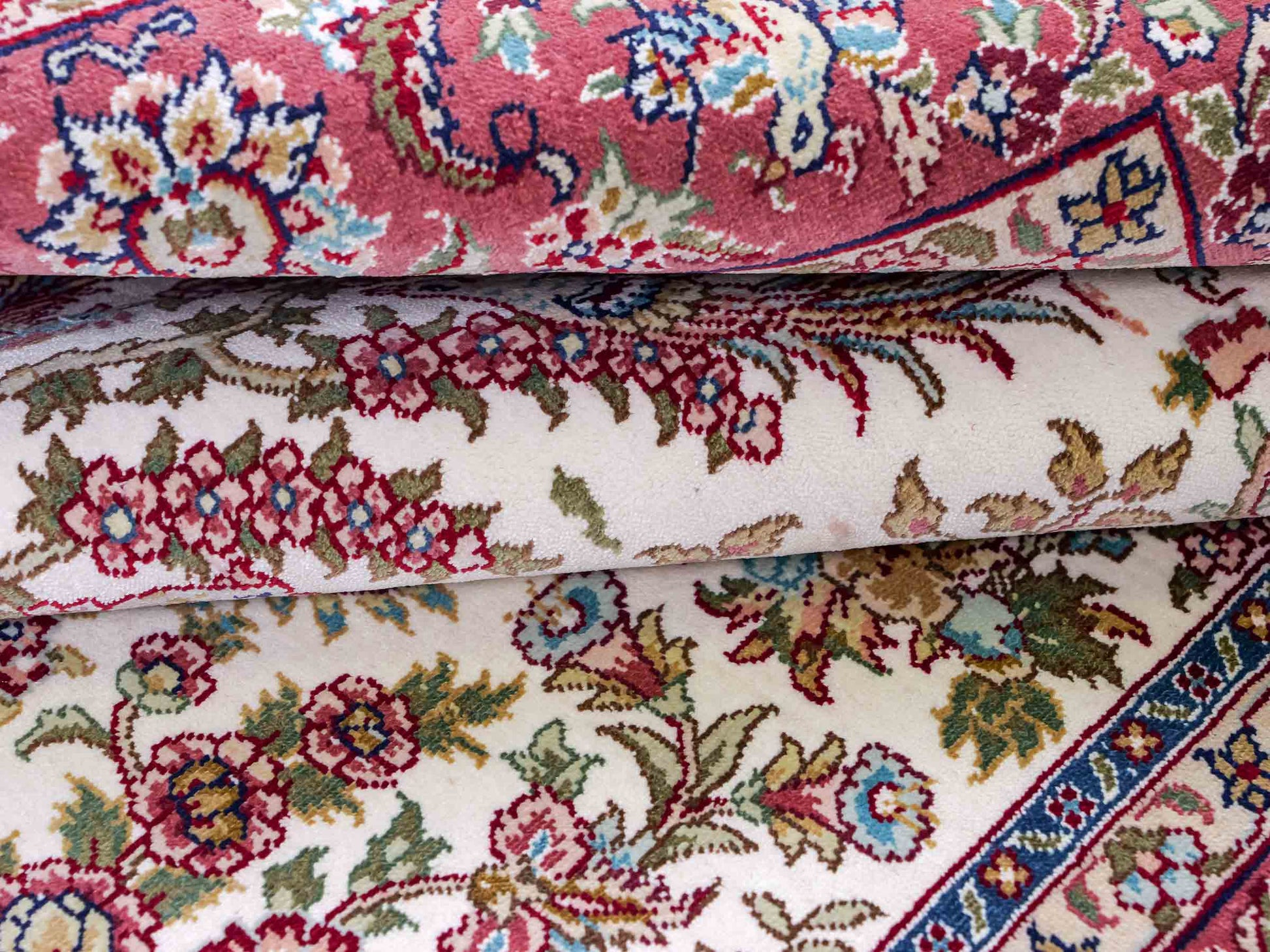 Sehr feiner, handgeknüpfter Khademi Orientteppich mit Ghom Design aus reiner Seide, creme, weiß, rosa. 140x94 cm. Vertrieb durch Jupiter Intl.