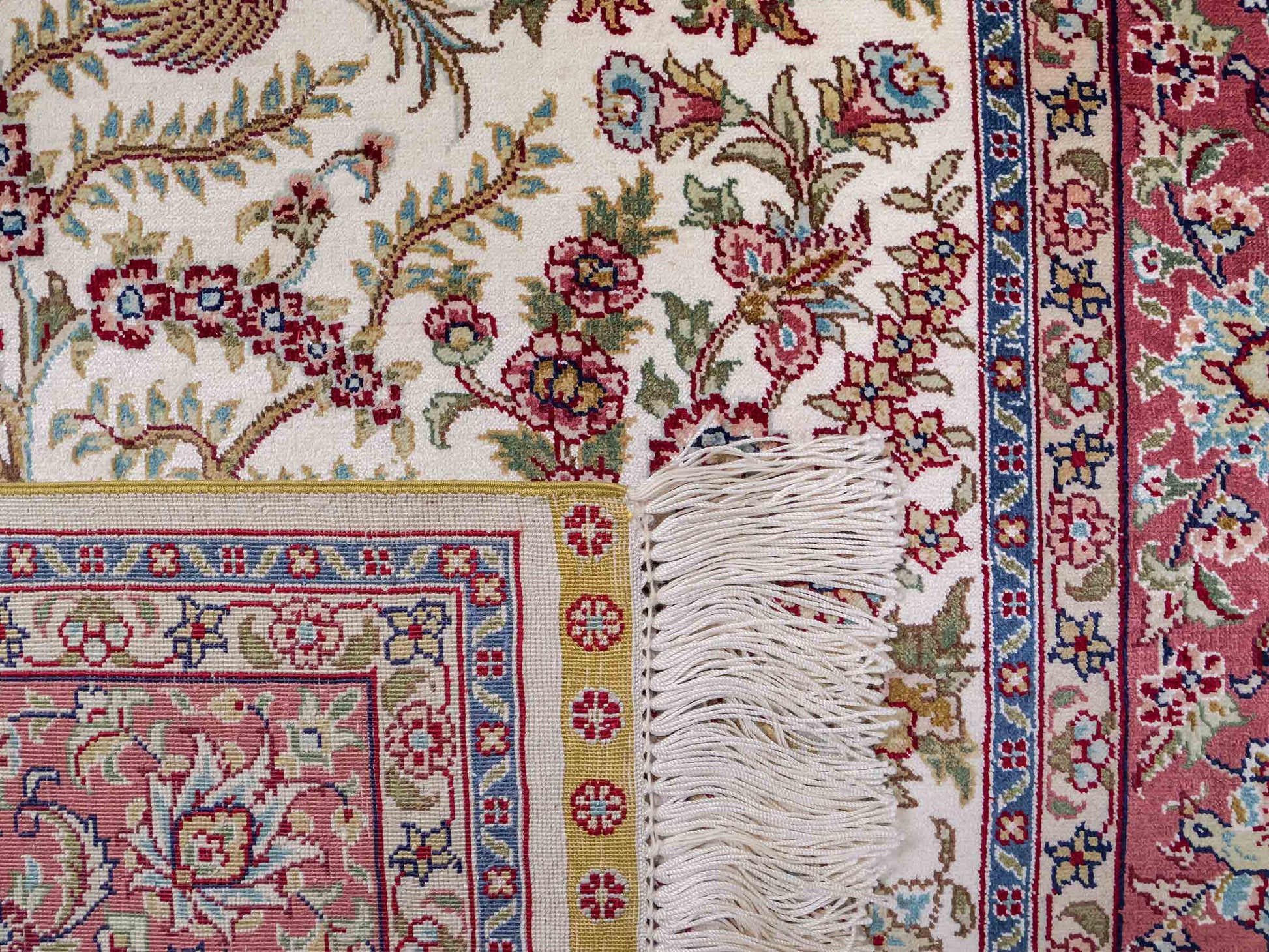 Sehr feiner, handgeknüpfter Khademi Orientteppich mit Ghom Design aus reiner Seide, creme, weiß, rosa. 140x94 cm. Vertrieb durch Jupiter Intl.