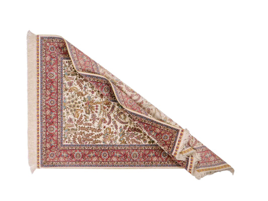 Sehr feiner, handgeknüpfter Khademi Orientteppich mit Ghom Design aus reiner Seide, creme, weiß, rosa. 140x94 cm. Vertrieb durch Jupiter Intl.