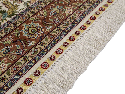 Sehr feiner, handgeknüpfter Khademi Orientteppich mit Ghom  Design aus reiner Seide, creme, weiß, rosa. 140x95 cm. Vertrieb durch Jupiter Intl.