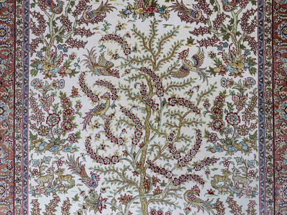 Sehr feiner, handgeknüpfter Khademi Orientteppich mit Ghom  Design aus reiner Seide, creme, weiß, rosa. 140x95 cm. Vertrieb durch Jupiter Intl.