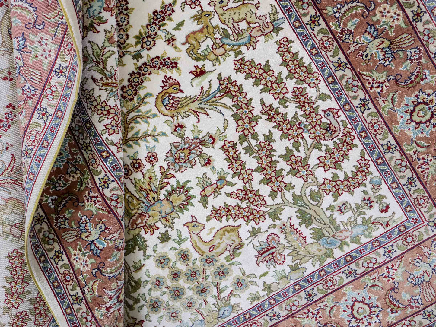 Sehr feiner, handgeknüpfter Khademi Orientteppich mit Ghom  Design aus reiner Seide, creme, weiß, rosa. 140x95 cm. Vertrieb durch Jupiter Intl.