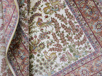 Sehr feiner, handgeknüpfter Khademi Orientteppich mit Ghom  Design aus reiner Seide, creme, weiß, rosa. 140x95 cm. Vertrieb durch Jupiter Intl.