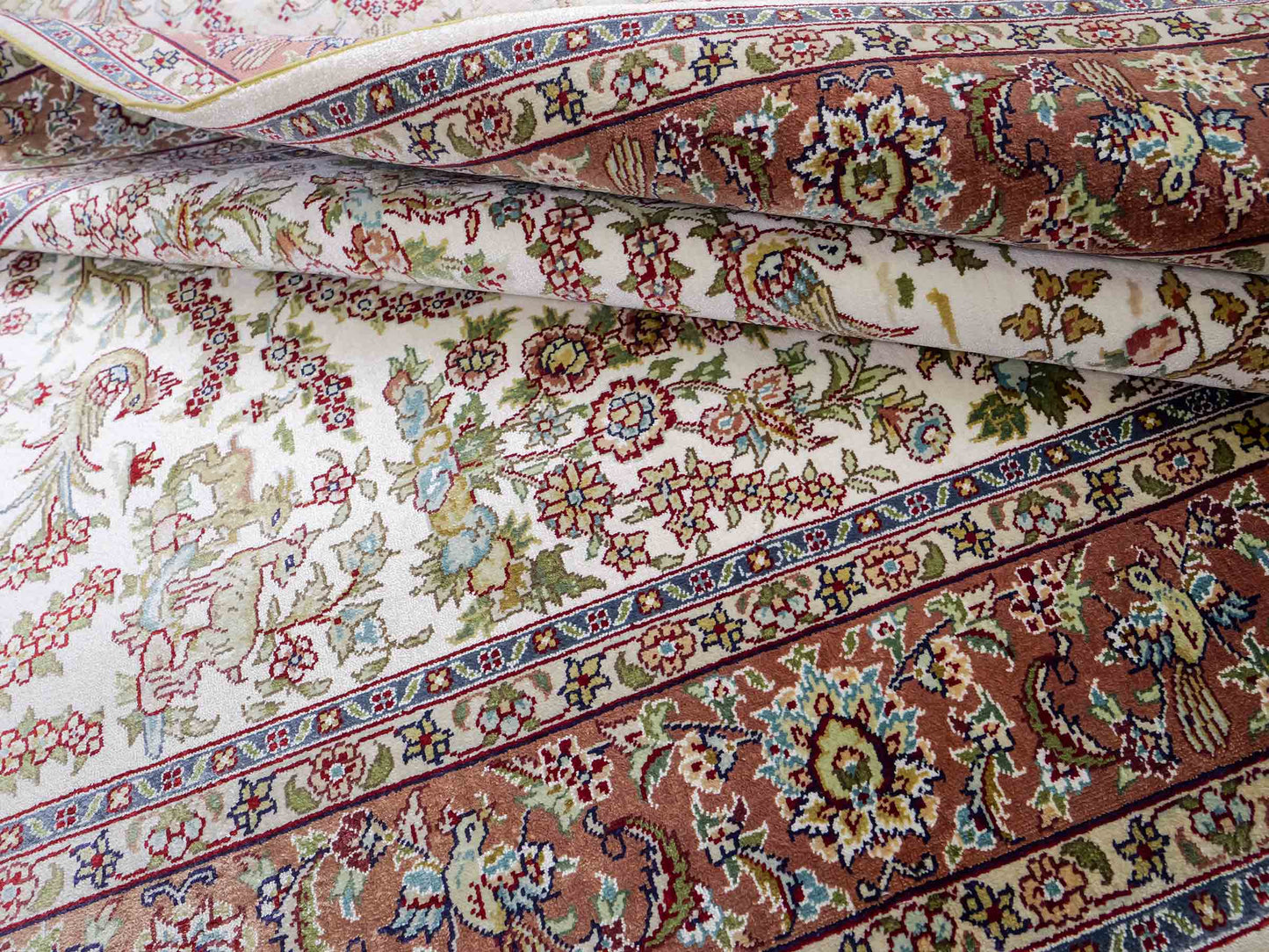 Sehr feiner, handgeknüpfter Khademi Orientteppich mit Ghom  Design aus reiner Seide, creme, weiß, rosa. 140x95 cm. Vertrieb durch Jupiter Intl.