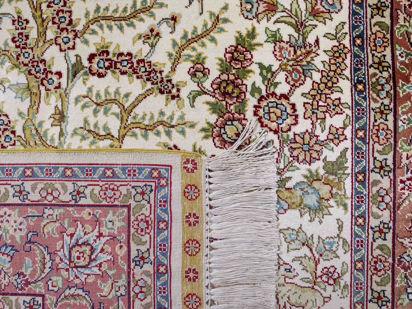 Sehr feiner, handgeknüpfter Khademi Orientteppich mit Ghom  Design aus reiner Seide, creme, weiß, rosa. 140x95 cm. Vertrieb durch Jupiter Intl.