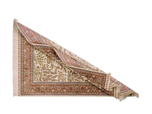 Sehr feiner, handgeknüpfter Khademi Orientteppich mit Ghom  Design aus reiner Seide, creme, weiß, rosa. 140x95 cm. Vertrieb durch Jupiter Intl.