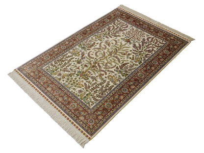 Sehr feiner, handgeknüpfter Khademi Orientteppich mit Ghom  Design aus reiner Seide, creme, weiß, rosa. 140x95 cm. Vertrieb durch Jupiter Intl.