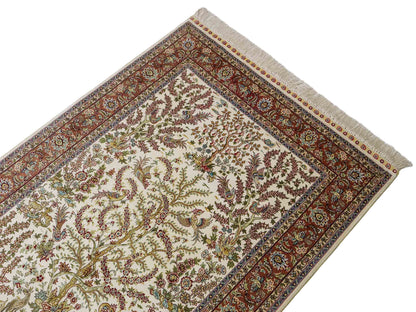 Sehr feiner, handgeknüpfter Khademi Orientteppich mit Ghom  Design aus reiner Seide, creme, weiß, rosa. 140x95 cm. Vertrieb durch Jupiter Intl.
