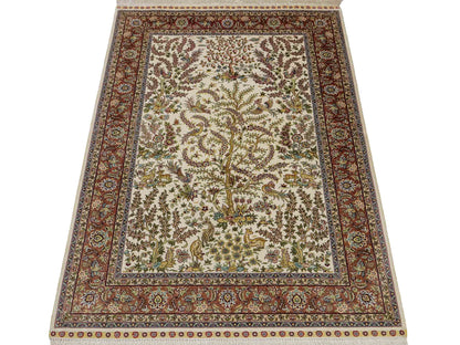 Sehr feiner, handgeknüpfter Khademi Orientteppich mit Ghom  Design aus reiner Seide, creme, weiß, rosa. 140x95 cm. Vertrieb durch Jupiter Intl.