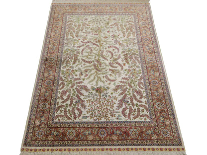 Sehr feiner, handgeknüpfter Khademi Orientteppich mit Ghom  Design aus reiner Seide, creme, weiß, rosa. 140x95 cm. Vertrieb durch Jupiter Intl.
