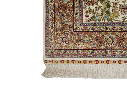 Sehr feiner, handgeknüpfter Khademi Orientteppich mit Ghom  Design aus reiner Seide, creme, weiß, rosa. 140x95 cm. Vertrieb durch Jupiter Intl.