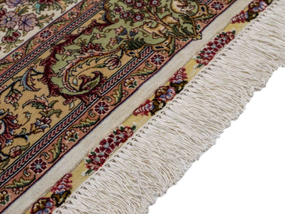 Sehr feiner, handgeknüpfter Khademi Orientteppich mit Ghom Design aus reiner Seide, creme, weiß, braun. 143x94 cm. Vertrieb durch Jupiter Intl.