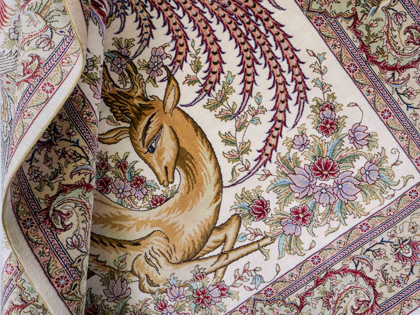 Sehr feiner, handgeknüpfter Khademi Orientteppich mit Ghom Design aus reiner Seide, creme, weiß, braun. 143x94 cm. Vertrieb durch Jupiter Intl.