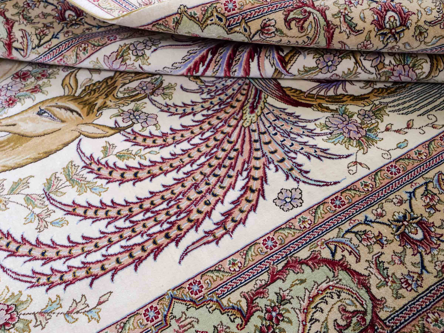Sehr feiner, handgeknüpfter Khademi Orientteppich mit Ghom Design aus reiner Seide, creme, weiß, braun. 143x94 cm. Vertrieb durch Jupiter Intl.