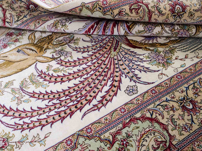 Sehr feiner, handgeknüpfter Khademi Orientteppich mit Ghom Design aus reiner Seide, creme, weiß, braun. 143x94 cm. Vertrieb durch Jupiter Intl.
