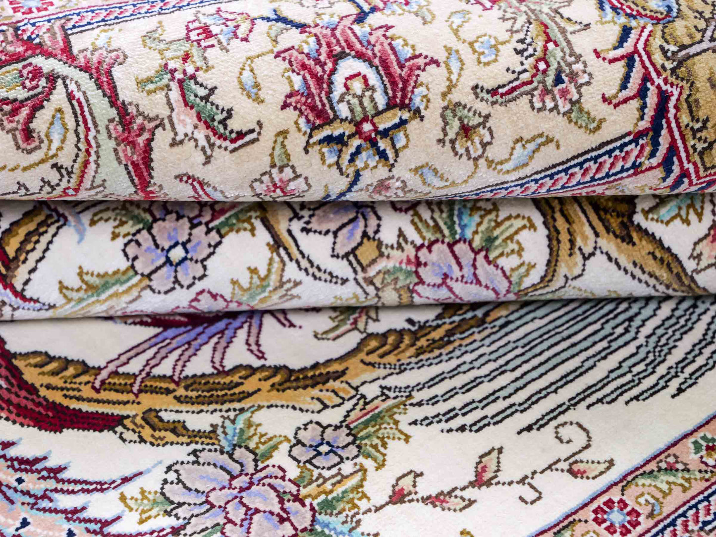 Sehr feiner, handgeknüpfter Khademi Orientteppich mit Ghom Design aus reiner Seide, creme, weiß, braun. 143x94 cm. Vertrieb durch Jupiter Intl.