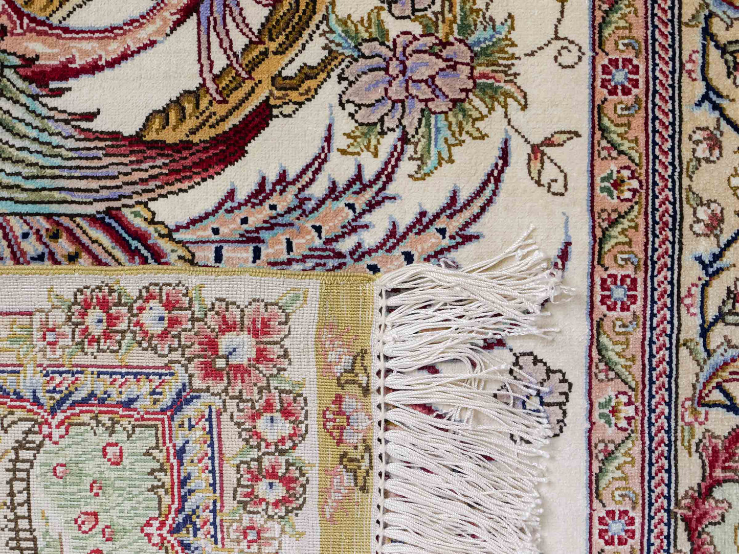 Sehr feiner, handgeknüpfter Khademi Orientteppich mit Ghom Design aus reiner Seide, creme, weiß, braun. 143x94 cm. Vertrieb durch Jupiter Intl.